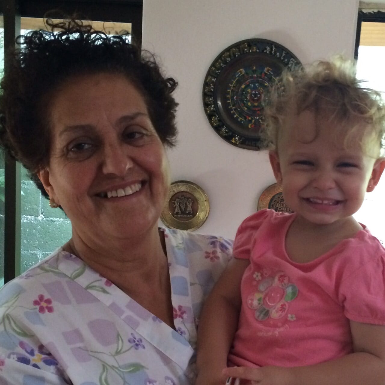 Guiselle con su nieta — alegría y amor