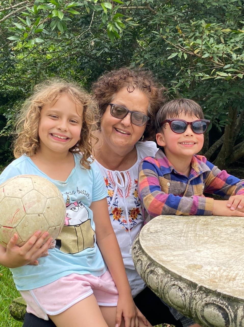 Guiselle con sus nietos en el jardín